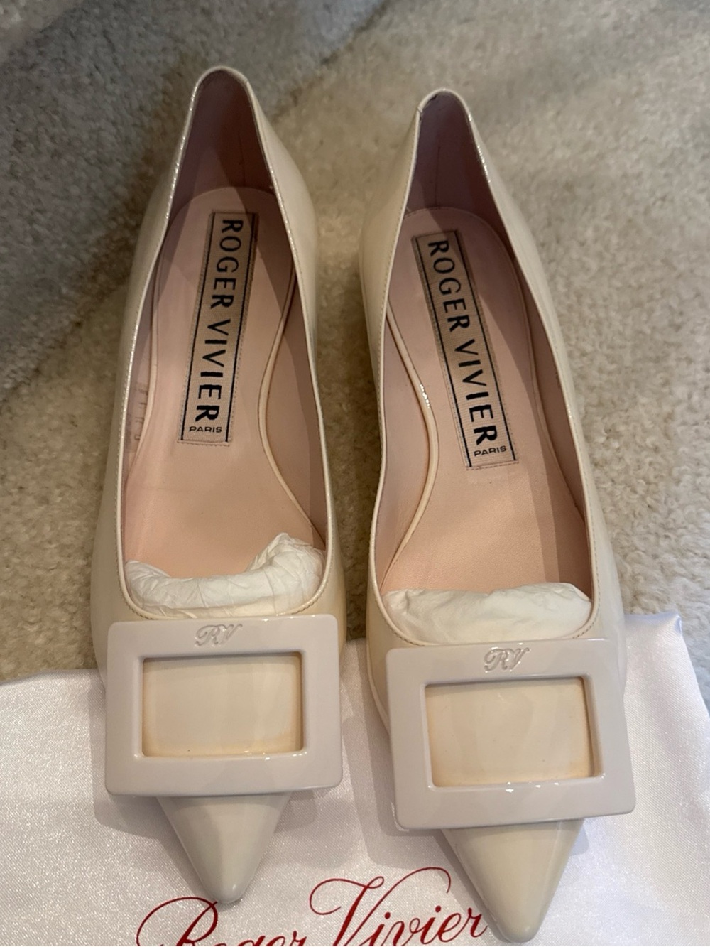 Roger Vivier Cream Patent Leather Pointed Toe Flats with Signature Buckle 38